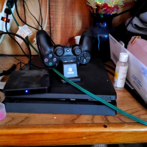 PS4 with game controller two headsets etc1tb black